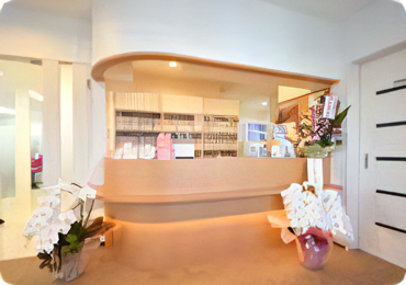 ①クリニック外観②受付③待合室