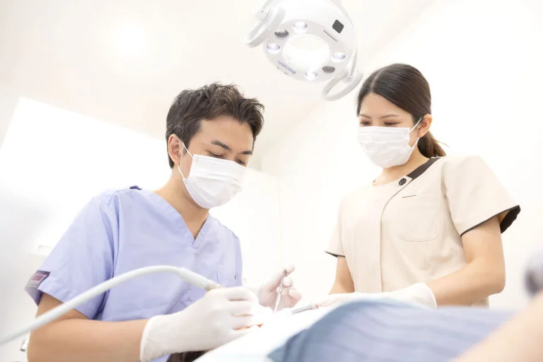 虫歯の進行段階に合わせて治療方法を選択します