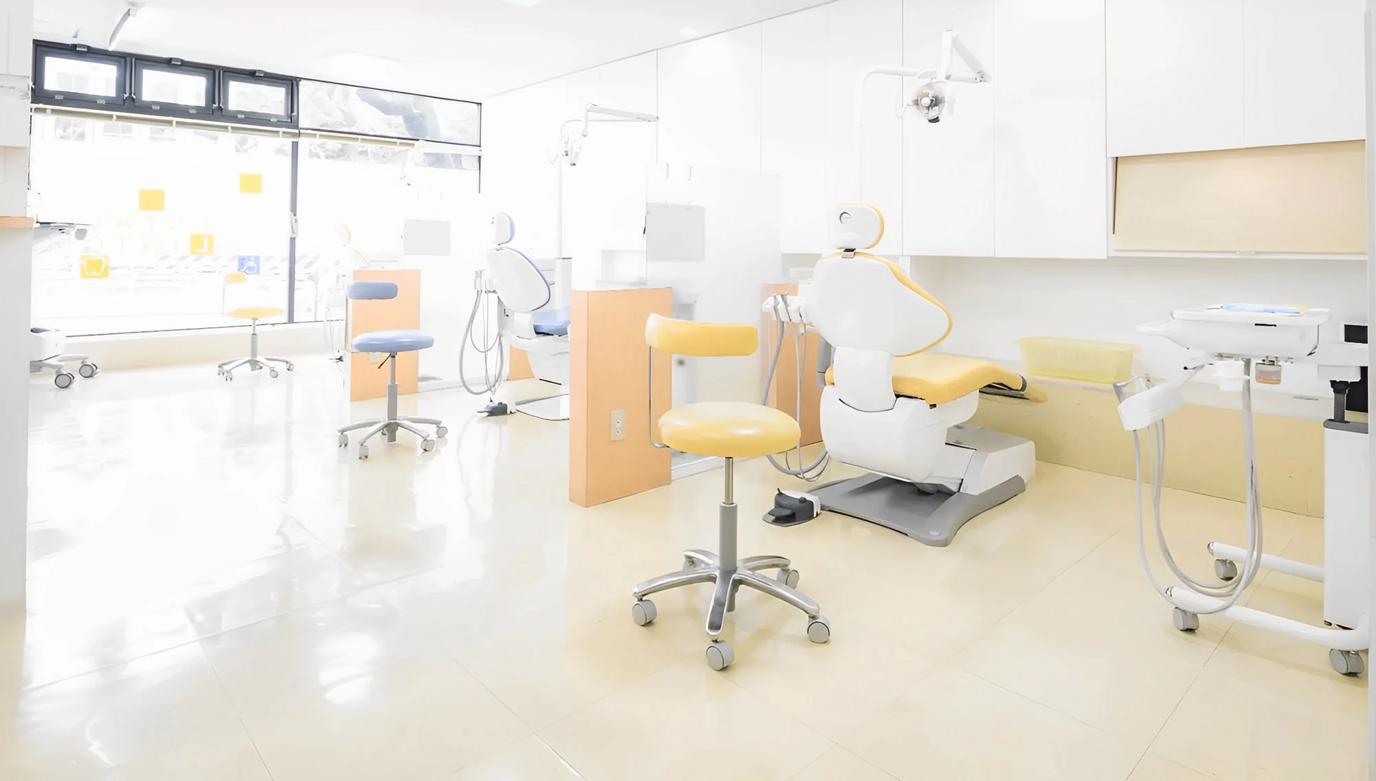 ①診療室 ②ブラッシング指導 ③診療風景