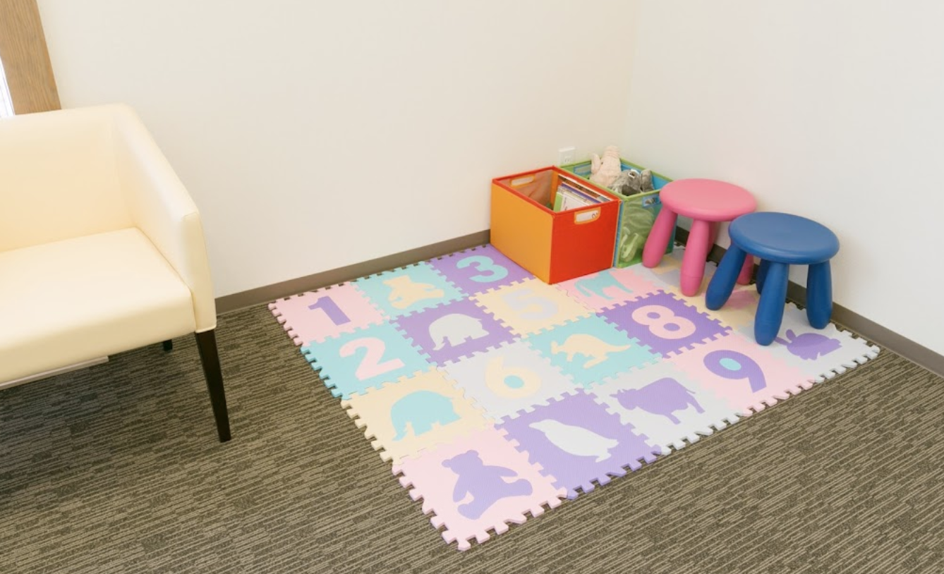 ①クリニック外観　②受付・待合室　③キッズスペース