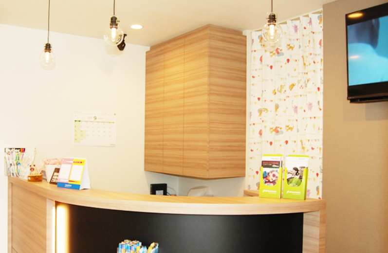 ①クリニック外観②受付③歯科用ライト