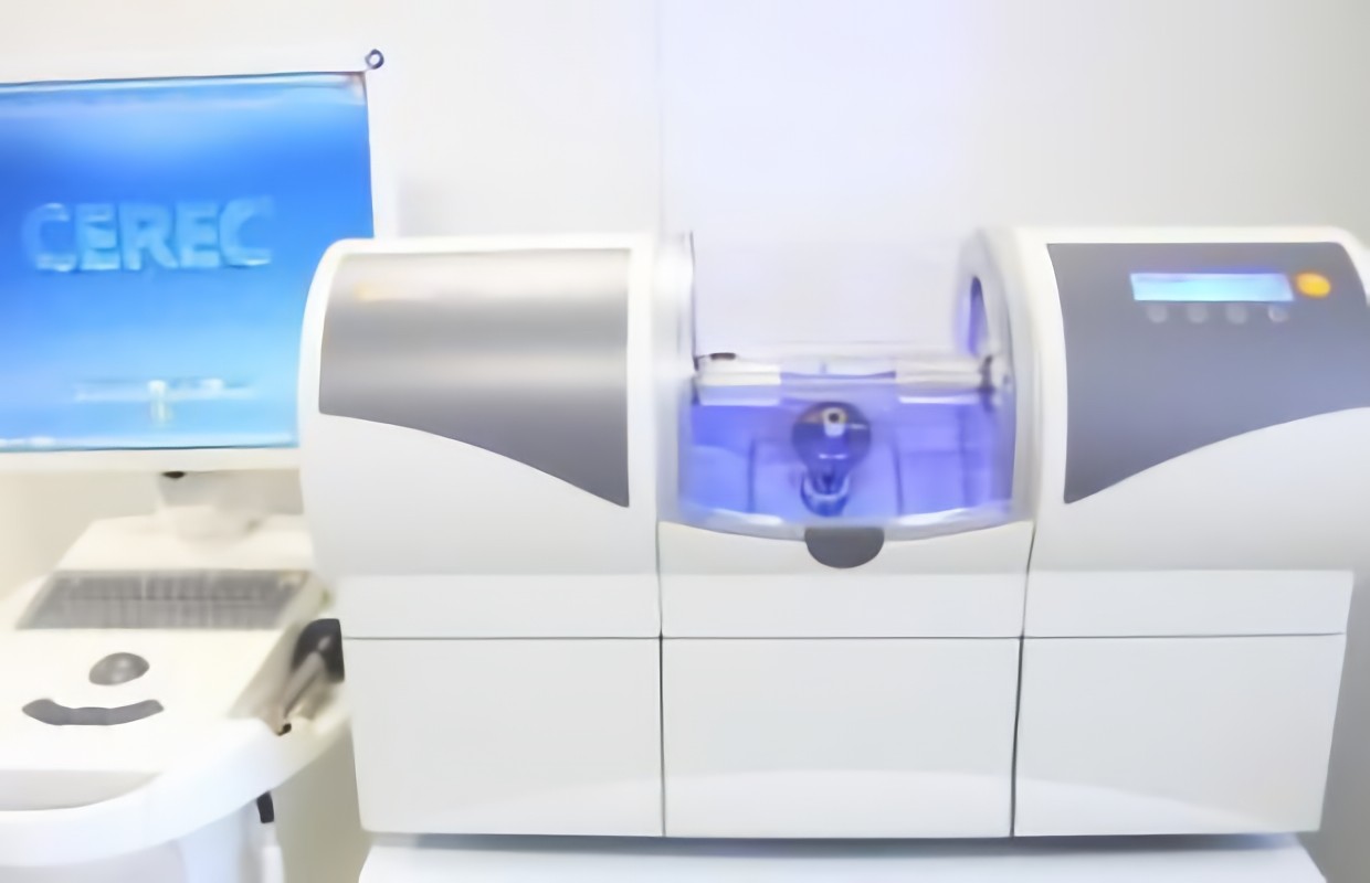 ①医院外観②女性歯科医師在籍③セレックシステム導入