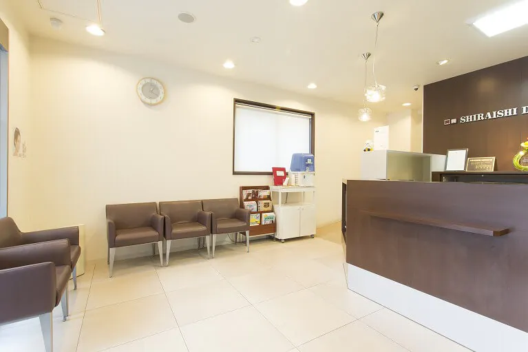 ①医院外観 ②受付 ③待合室