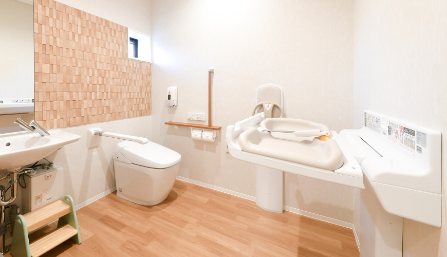 ①受付②診療室③多目的トイレ