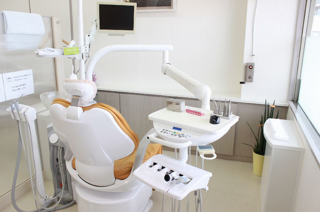 ①外観②待合室③診療室