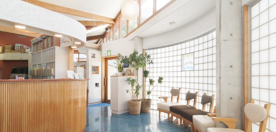 ①外観②待合室③個室診療室