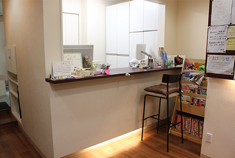 ①クリニック外観②受付③診療室