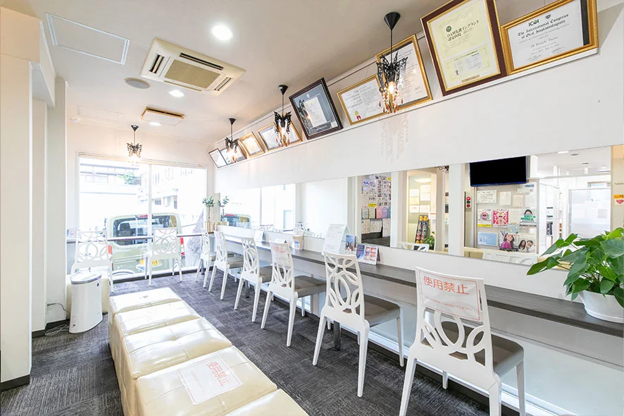 ①クリニック外観②待合室③明るい院内