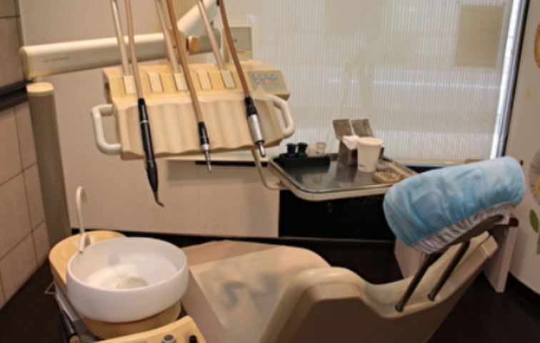 ①外観　②受付　③診療室