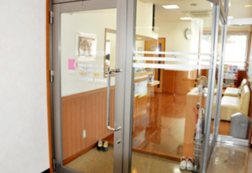 ①外観②入口③待合スペース