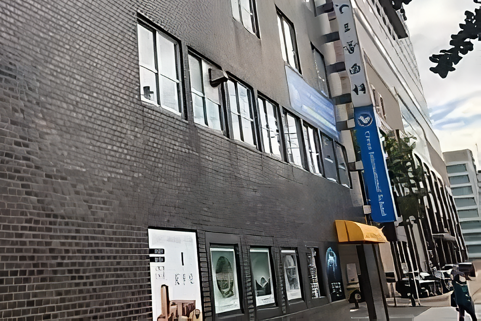 【中洲川端駅 7番出口 徒歩3分】口腔インプラント学会認定専門医が在籍し最適な治療を提供する 三善歯科医院