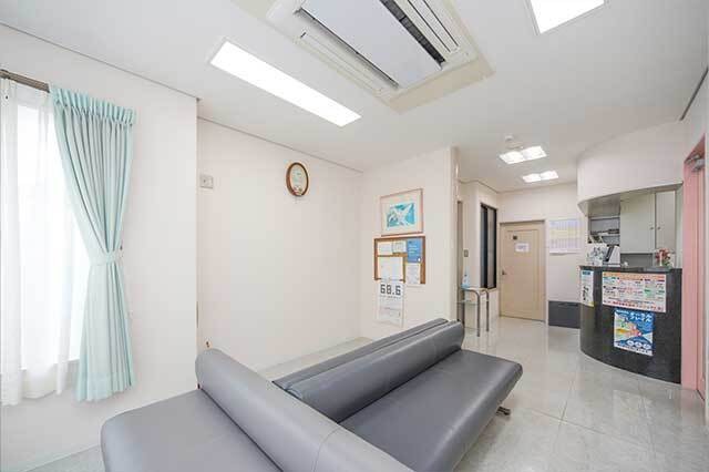 ①診療室・医院外観 ②診療風景 ③待合室