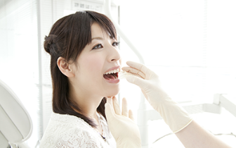 目立たない矯正装置もあります