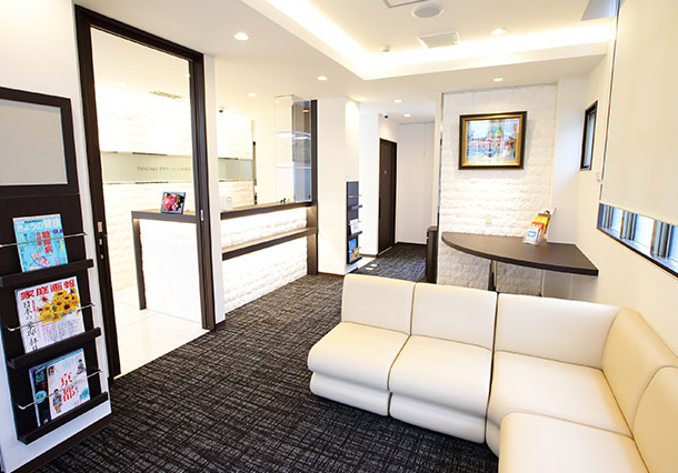 ①クリニック外観　②受付・待合室　③キッズルーム