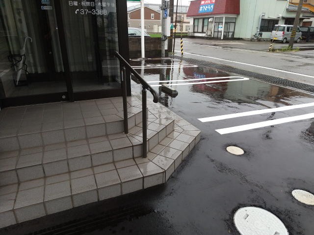 院の前に駐車スペースがございます