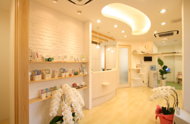 ①クリニック外観②受付③玄関