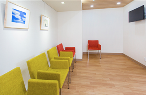 ①クリニック外観　②受付　③待合室