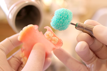 入れ歯の作製・調整が得意な院長が患者様の快適な生活をサポートします