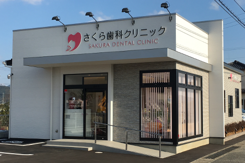 ①クリニック外観②診療室③待合室