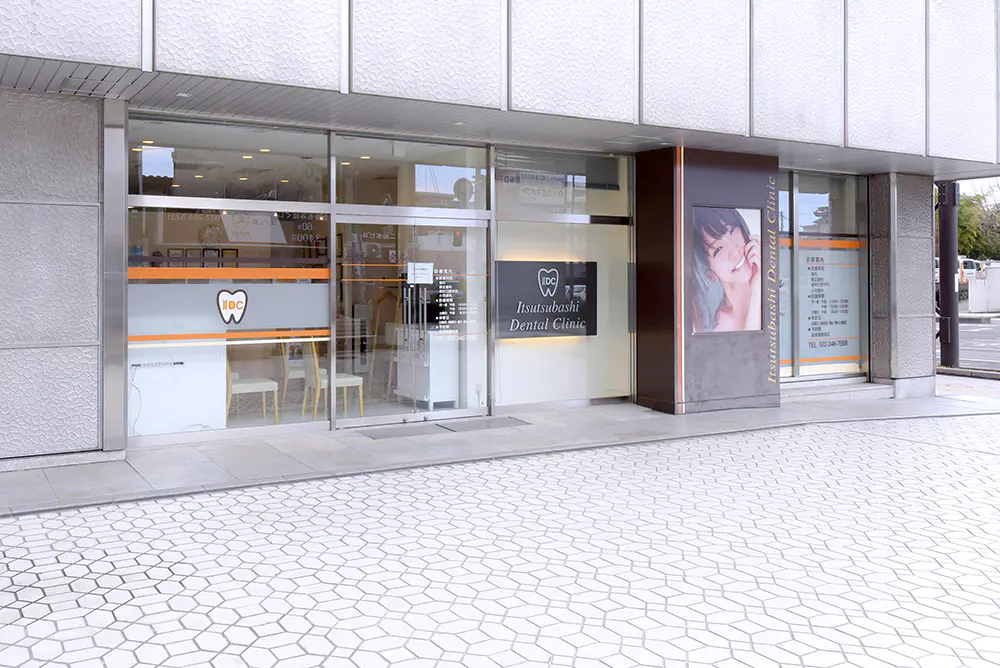 ①クリニック外観②受付③待合室