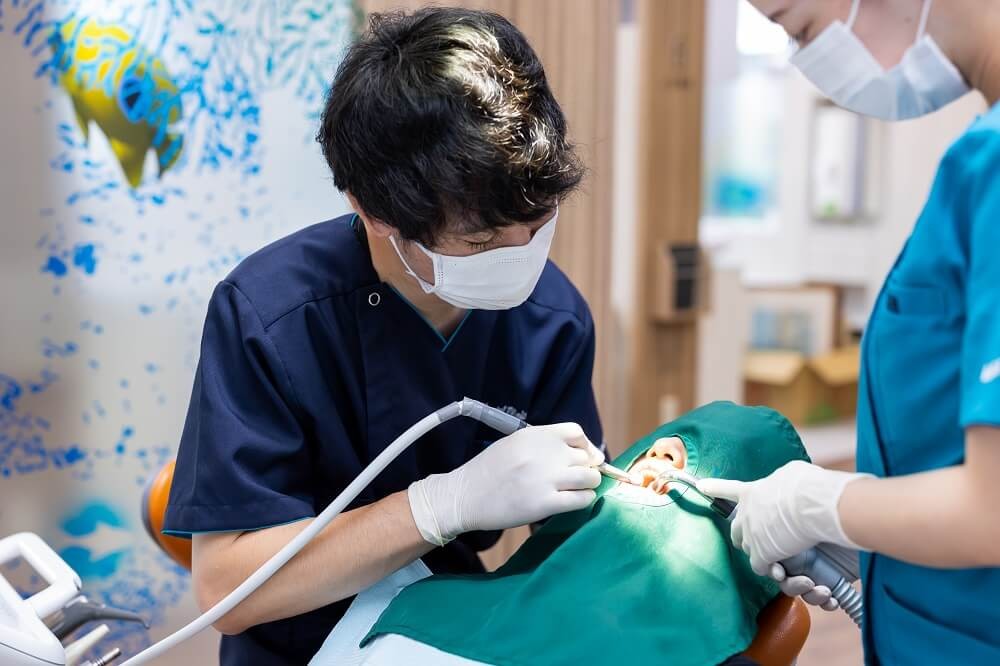 予防から再生治療まで幅広く対応し、患者様のお口の健康を長期的にサポートしています。
