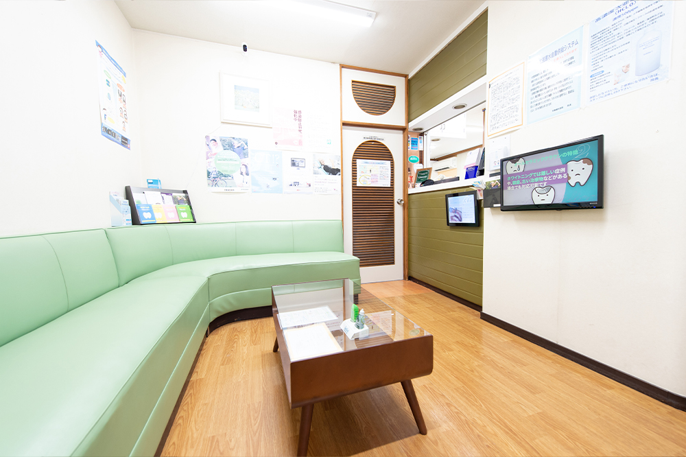 ①クリニック外観②受付③待合室