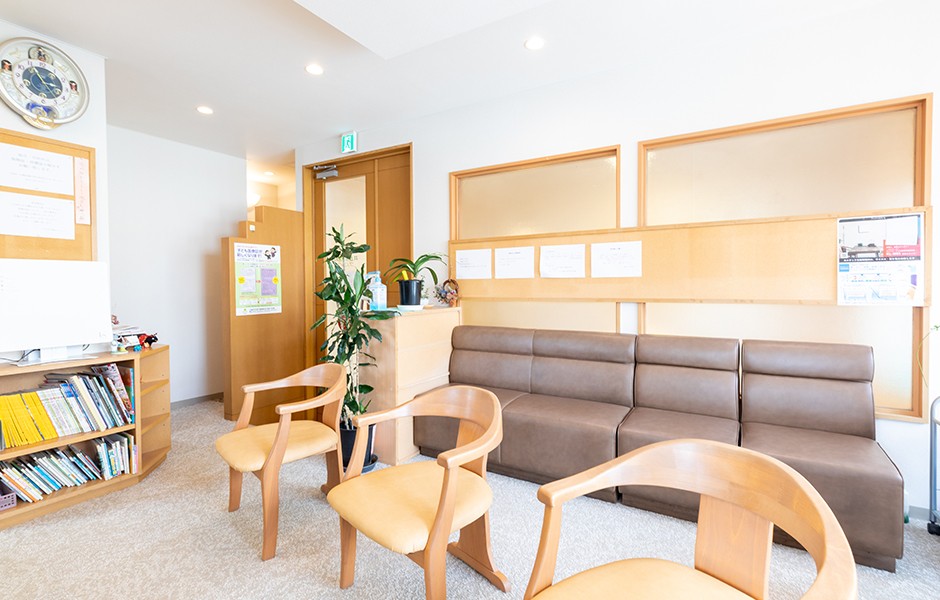 ①外観②待合室③診療室