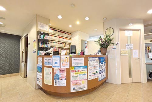 ①外観②受付③待合室