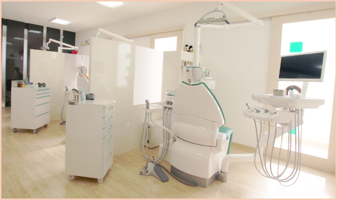 ①外観②受付③診療室