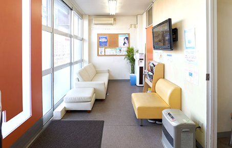 ①外観②受付③待合スペース