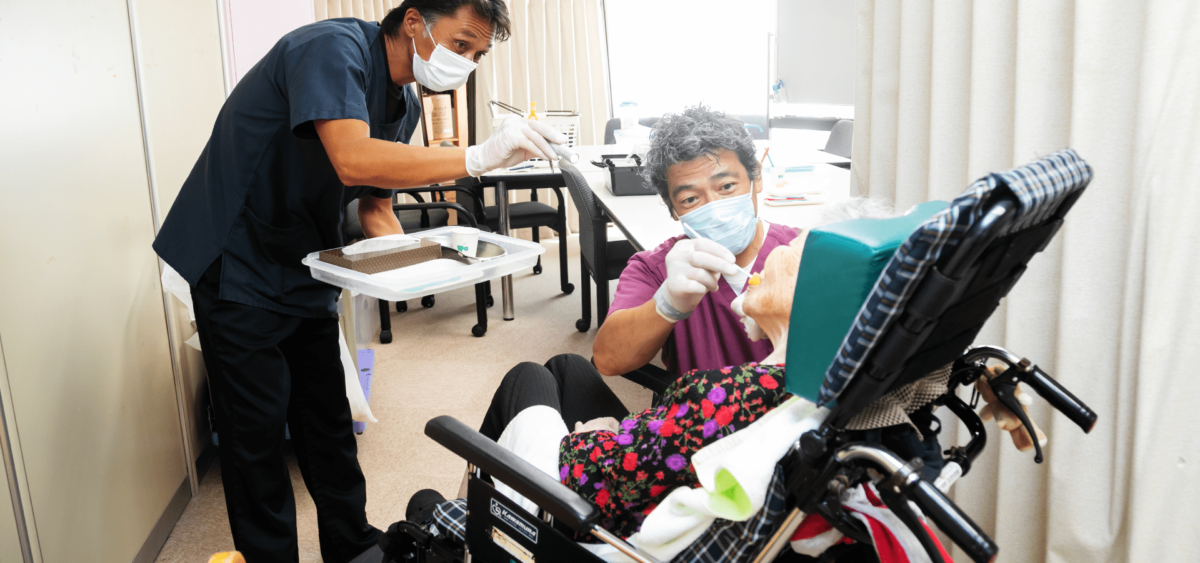 患者様のもとへ医師が出向き、歯科と同等の治療をご提供します