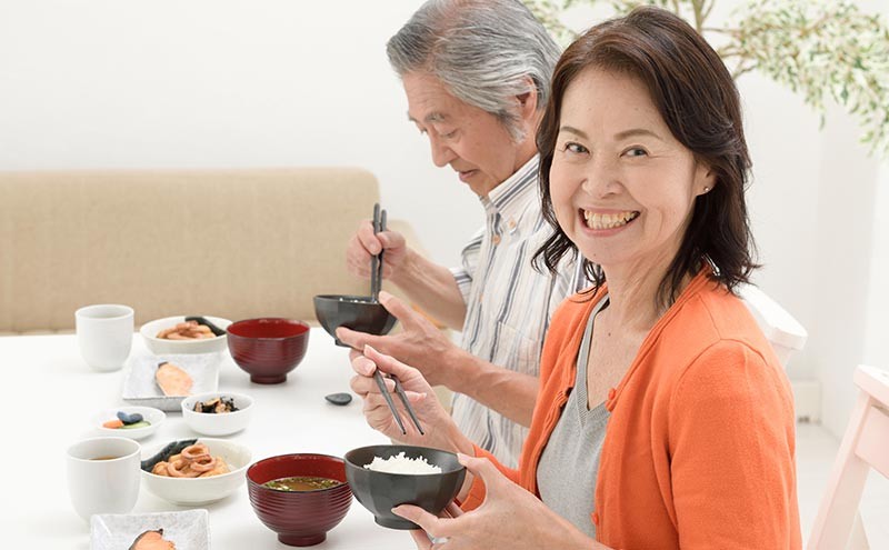 見た目も咬んだ感覚も自然に近いのが特徴です