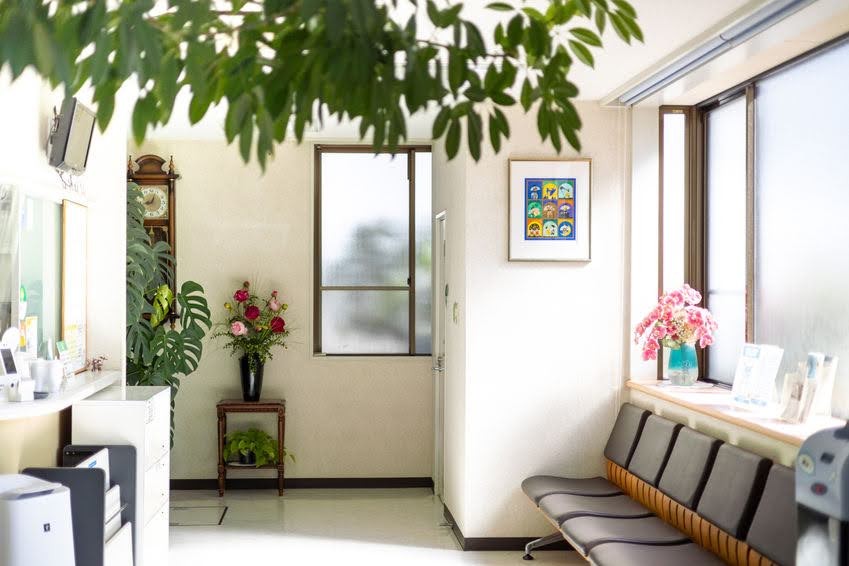 ①外観②受付③待合室