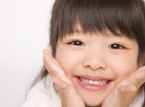 お子様が成長する過程で健康な歯を維持し、将来の虫歯や歯周病のリスクを減らすことが目的です。