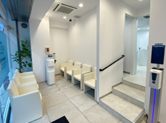 ①患者様との信頼関係を大切にしています②待合室③完全個室診療室もございます