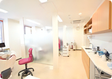 パーテーションで区切られた診療室