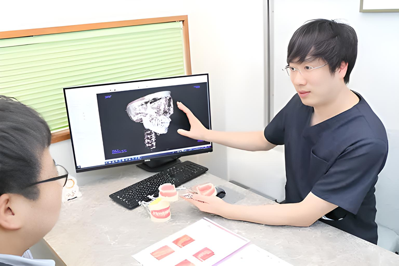 ①クリニック外観②歯科用機器③問診風景