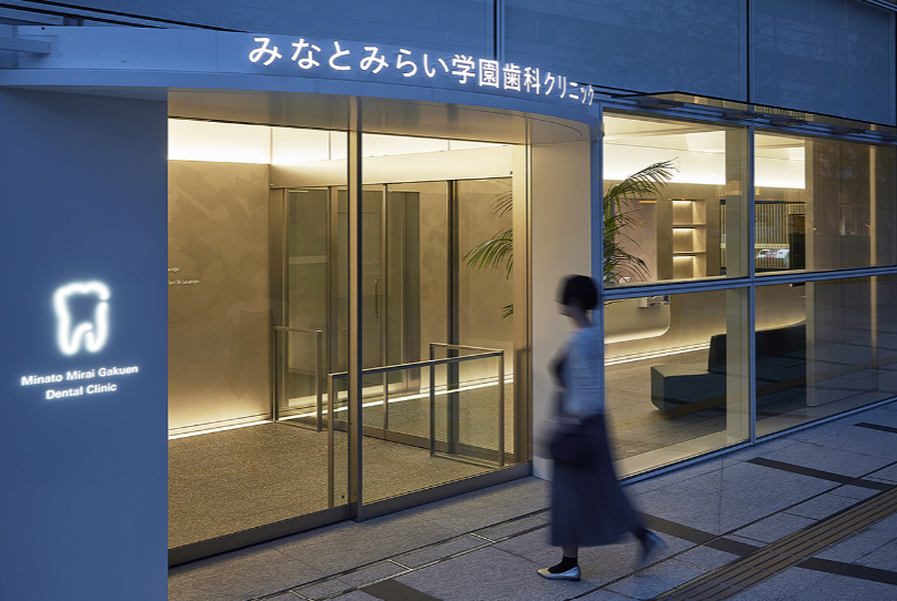 ①外観②受付ラウンジ③キュアユニット