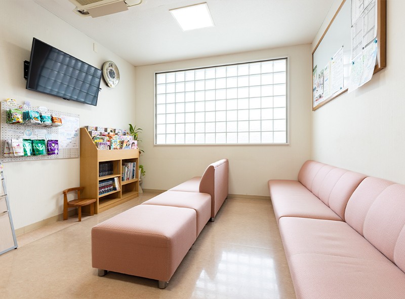 ①医院外観②受付③待合室