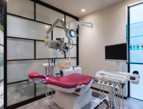 ①クリニック外観　②エントランス　③診療室