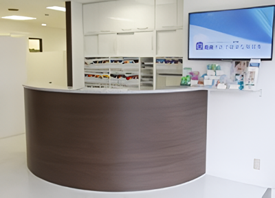 ①外観②受付③診療スペース