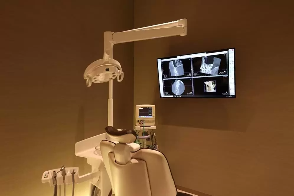 ストローマン社製『CARES®』を使用