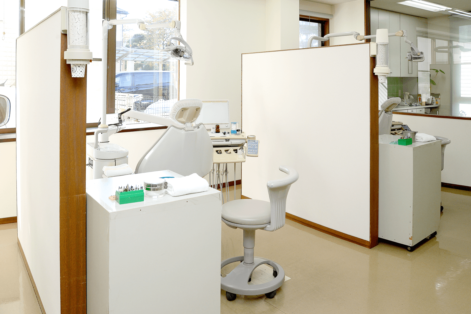 パーテーションで区切られた診療室