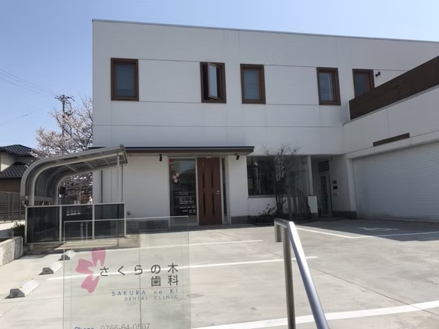 ①クリニック外観②待合室③駐車場