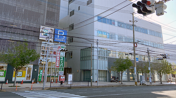 ①ビル外観②受付③待合室