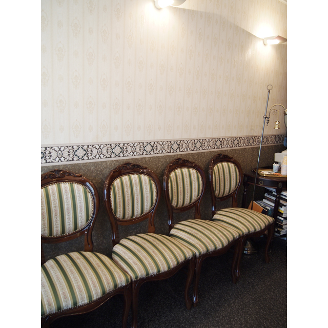 ①クリニック外観②受付③待合室