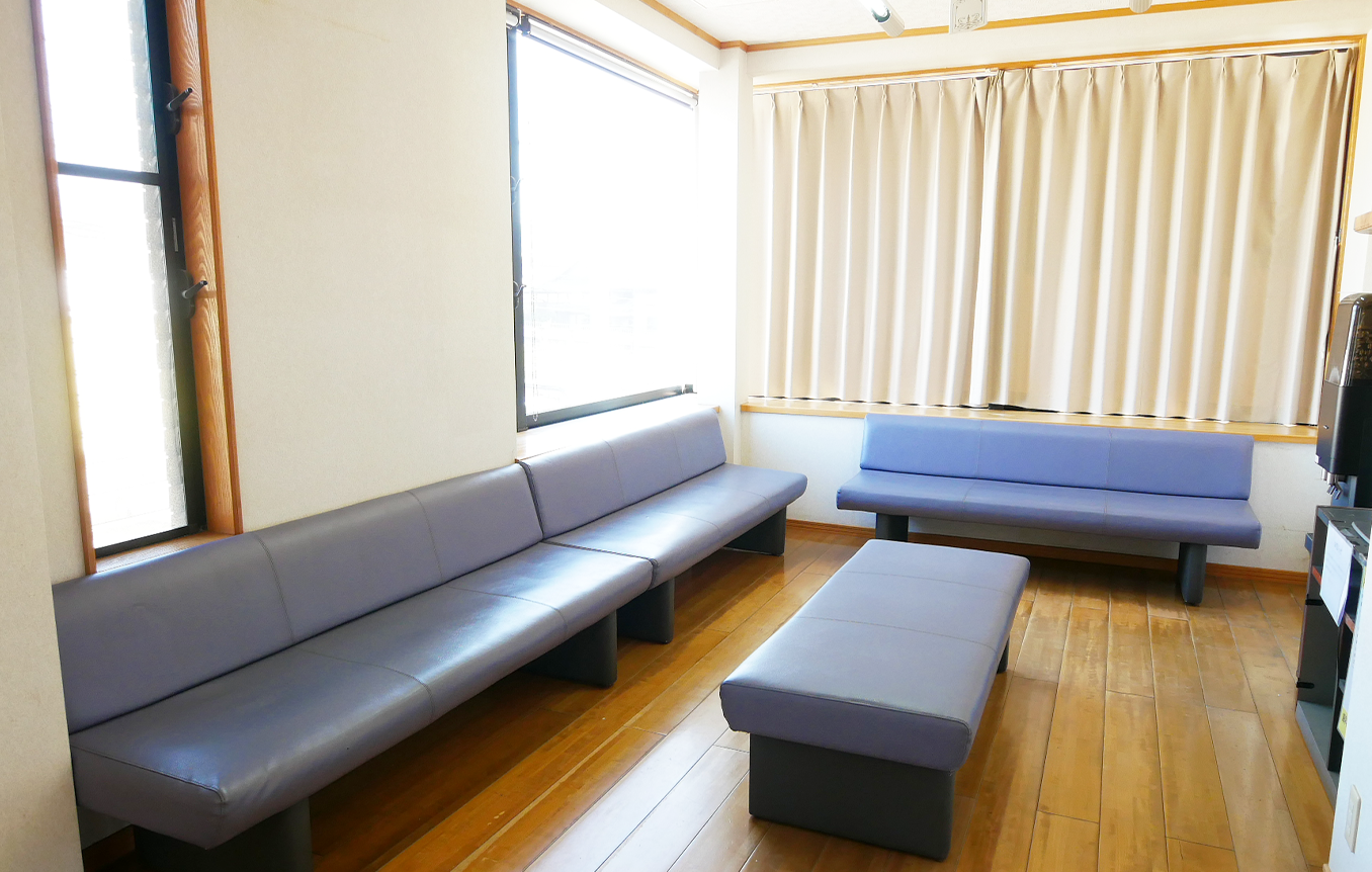 ①医院外観②待合室③滅菌器