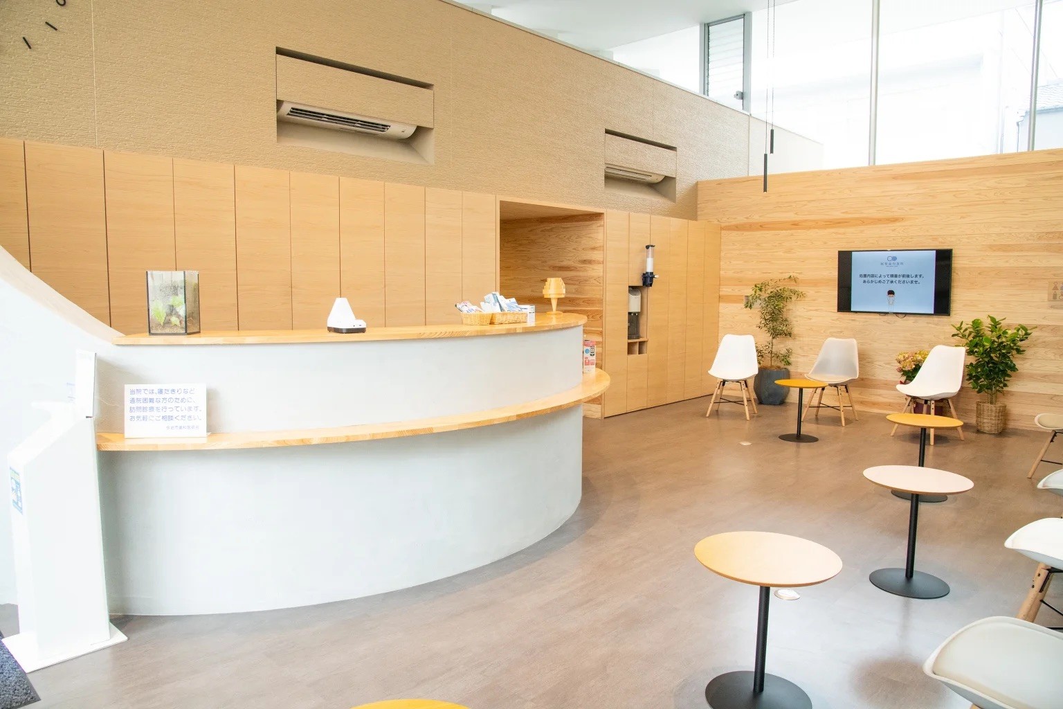 ①医院外観②受付③待合室