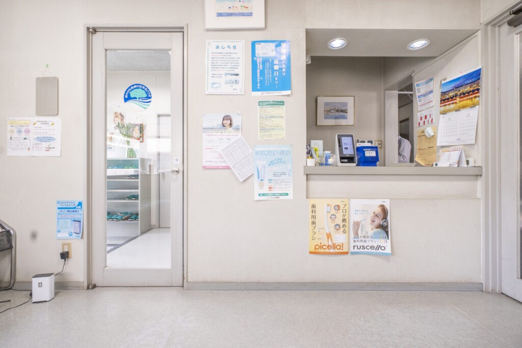 ①外観②受付③待合室