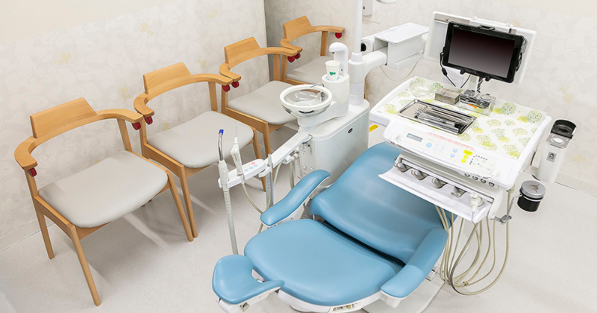 ①クリニック外観②ご家族席付き③診療チェア